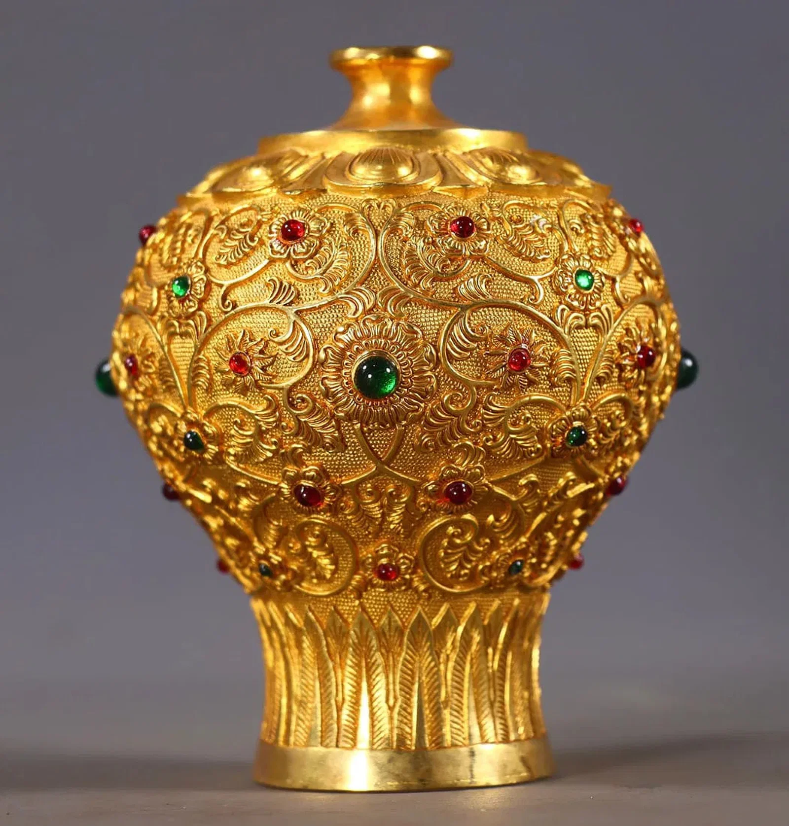 An Exquisite Gilt Bronze Flower Pattern Vase,Inlaid Gems
