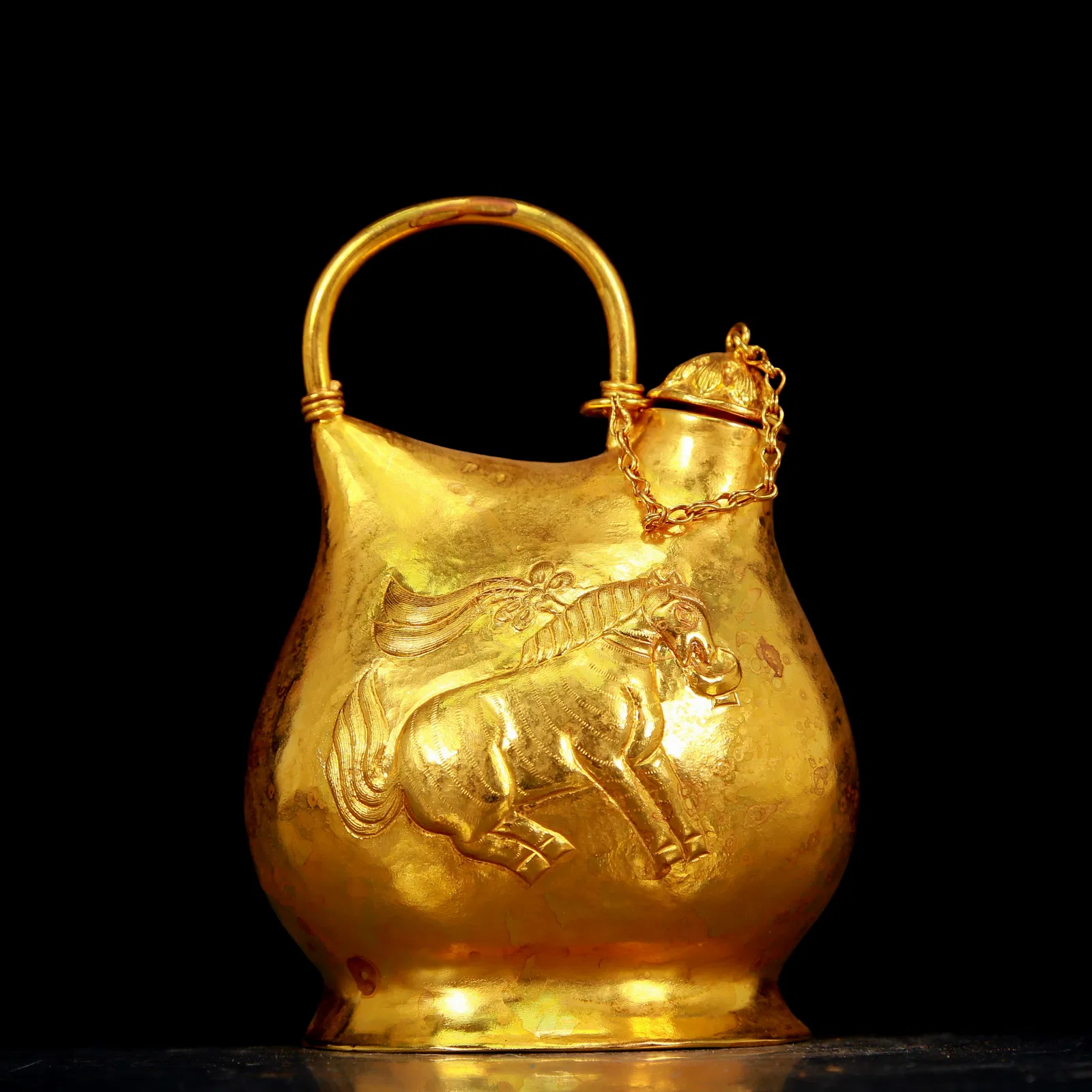 An exquisite gilt bronze hip flask with horse pattern