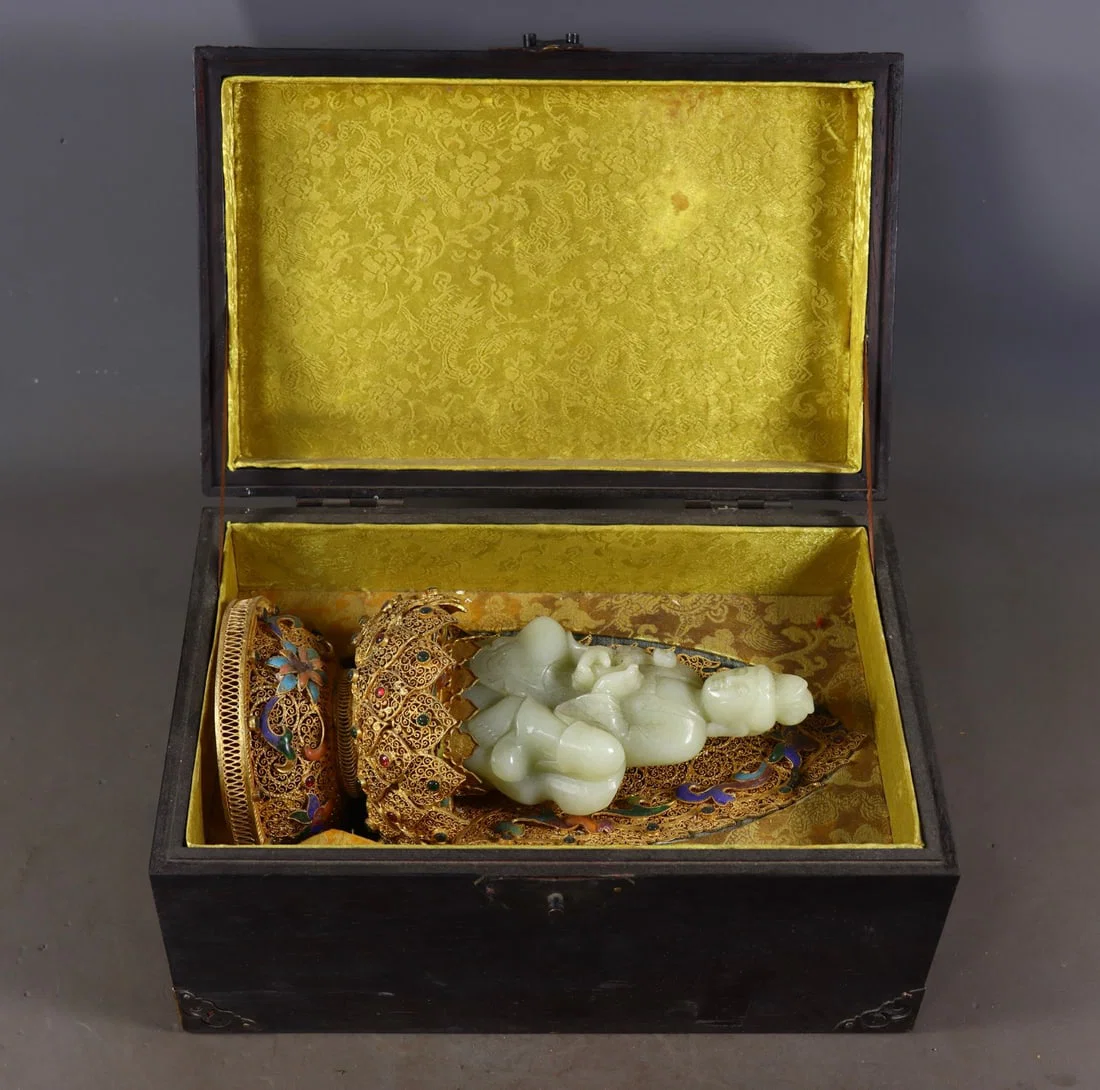 An Exquisite Gilt Bronze Inlaid White Jade Buddha Statue