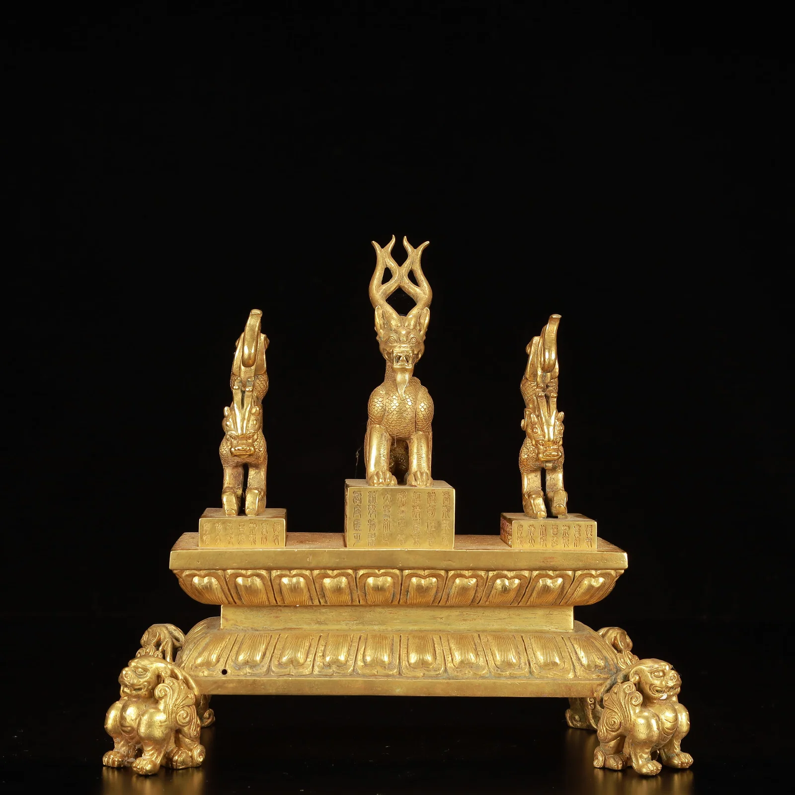 An Exquisite Gilt Bronze Lion Seals, With poem