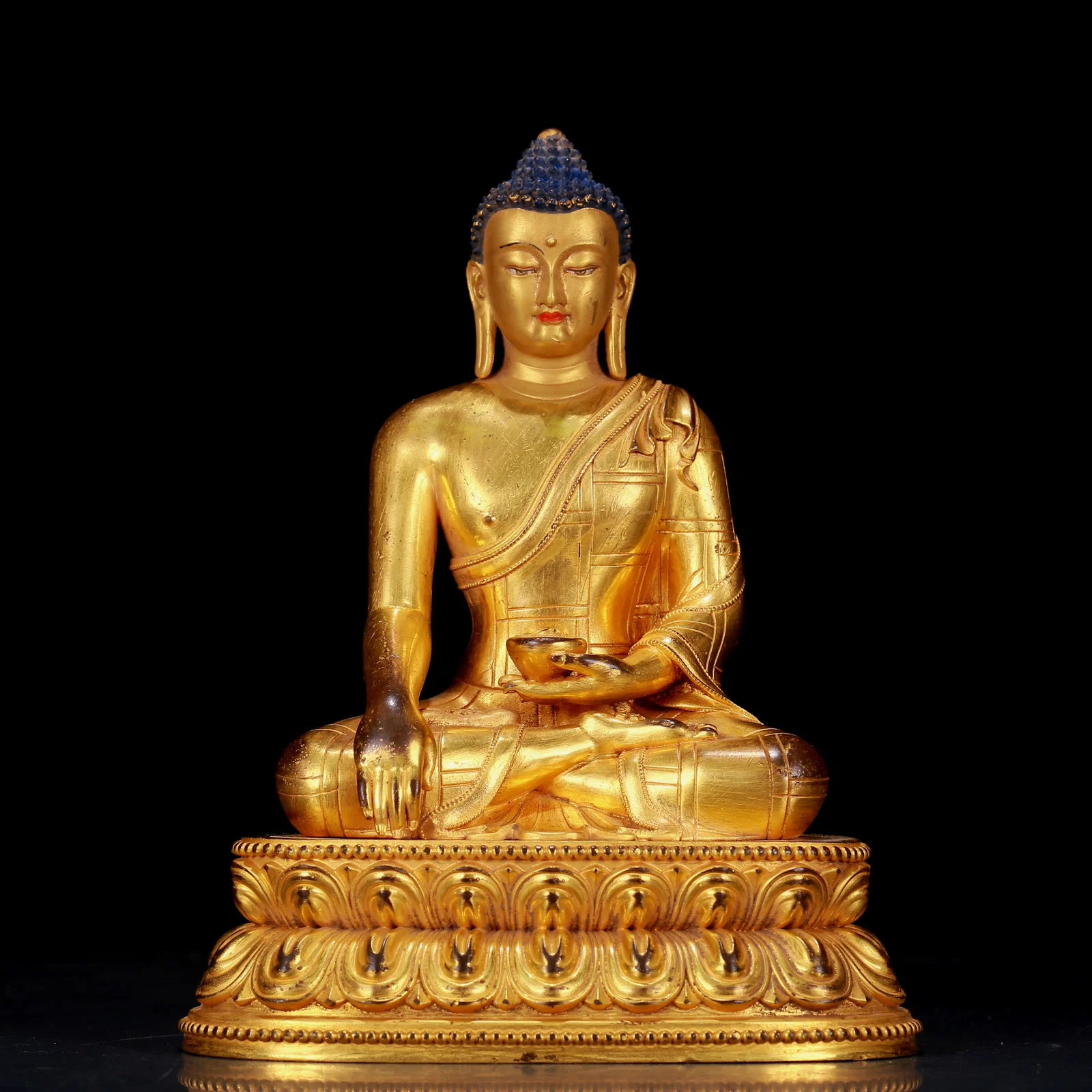 An exquisite gilt bronze statue of Sakyamuni