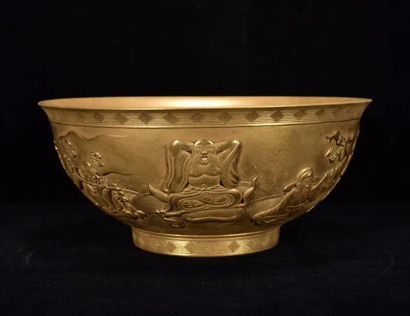 An Exquisite Gilt Seawater and Figure Pattern Bowl