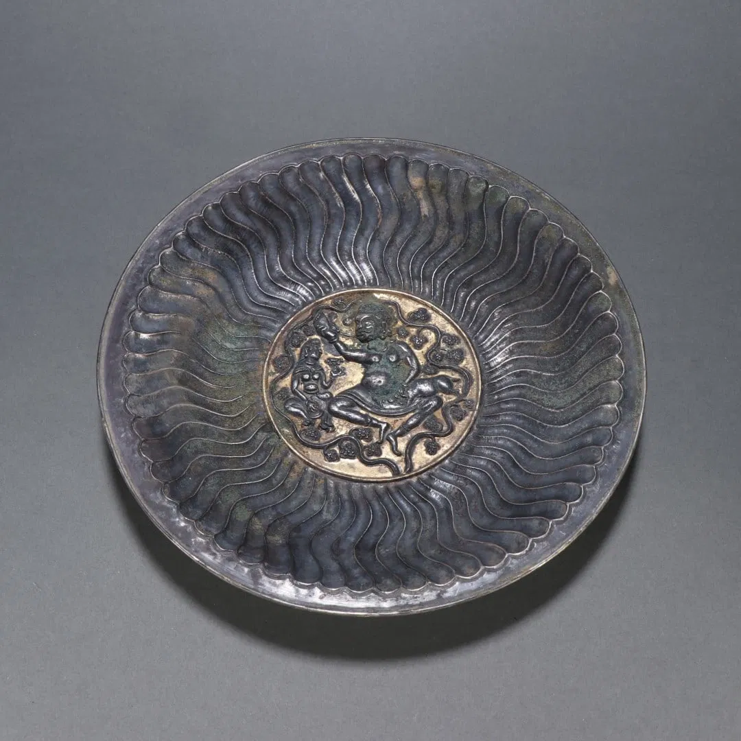An Exquisite Gilt Silver Figure Pattern Bowl