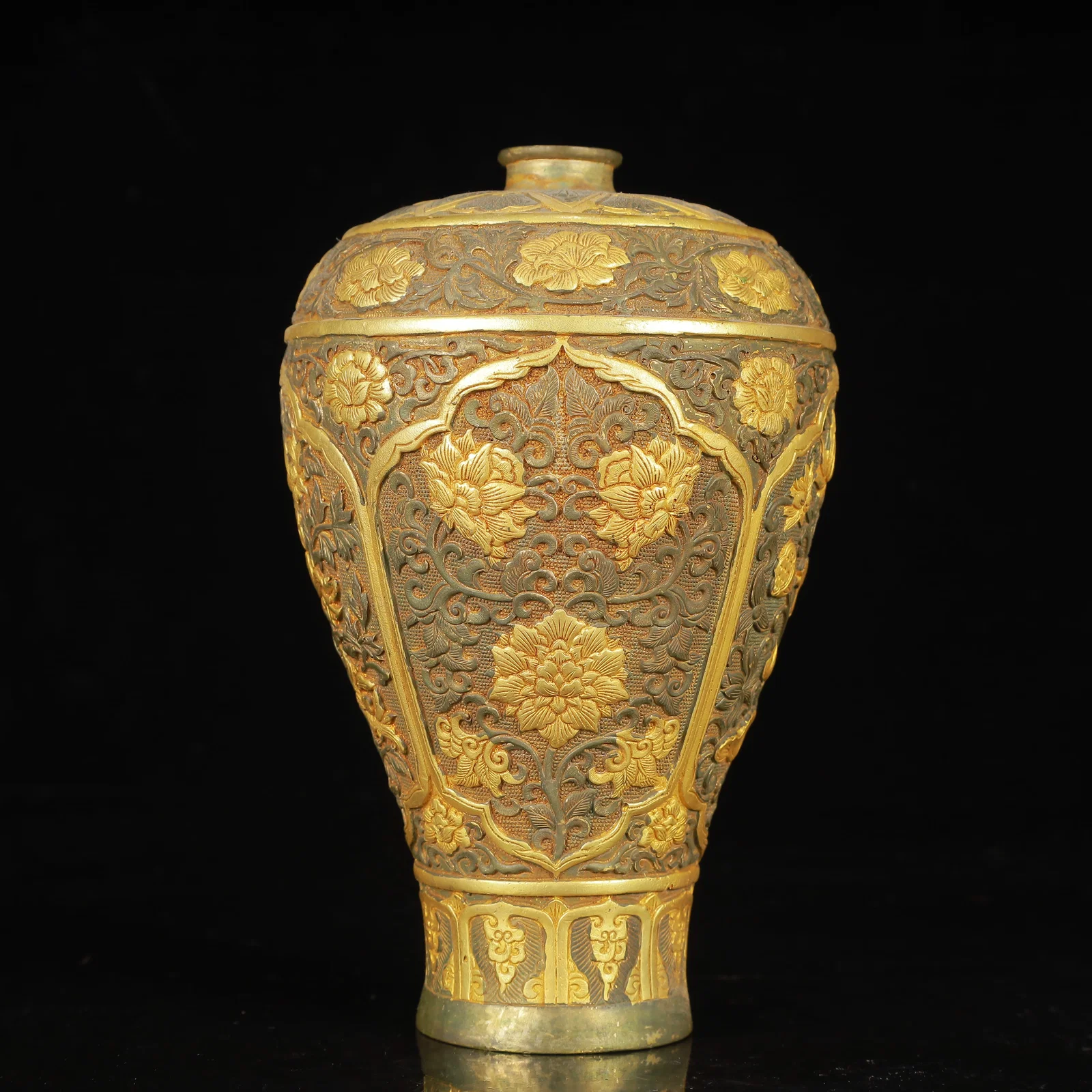 An Exquisite Gilt Silver Flower Pattern Vase
