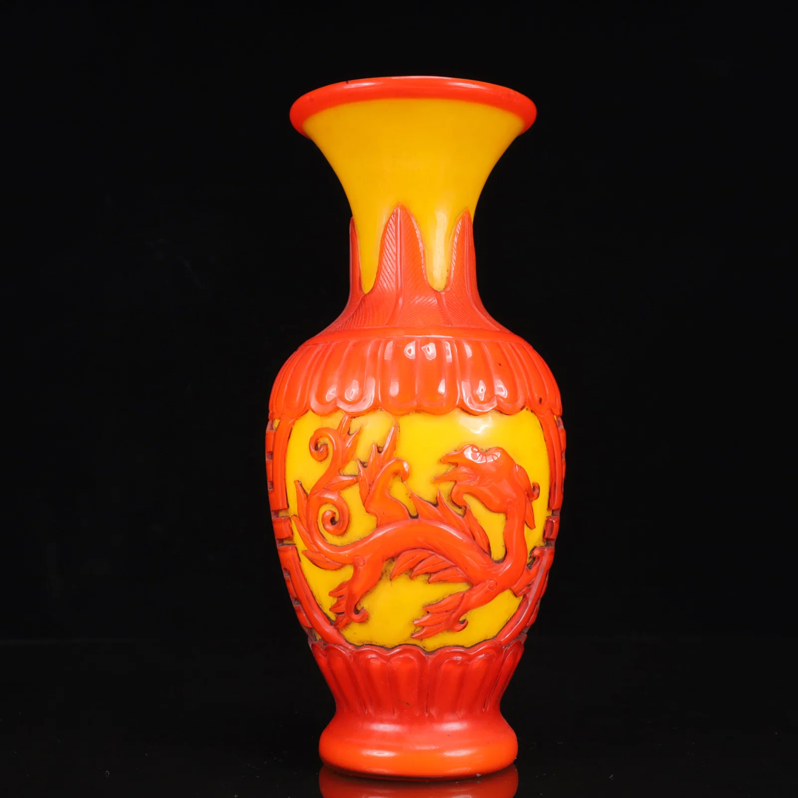 An Exquisite Glass Dragon Pattern Vase
