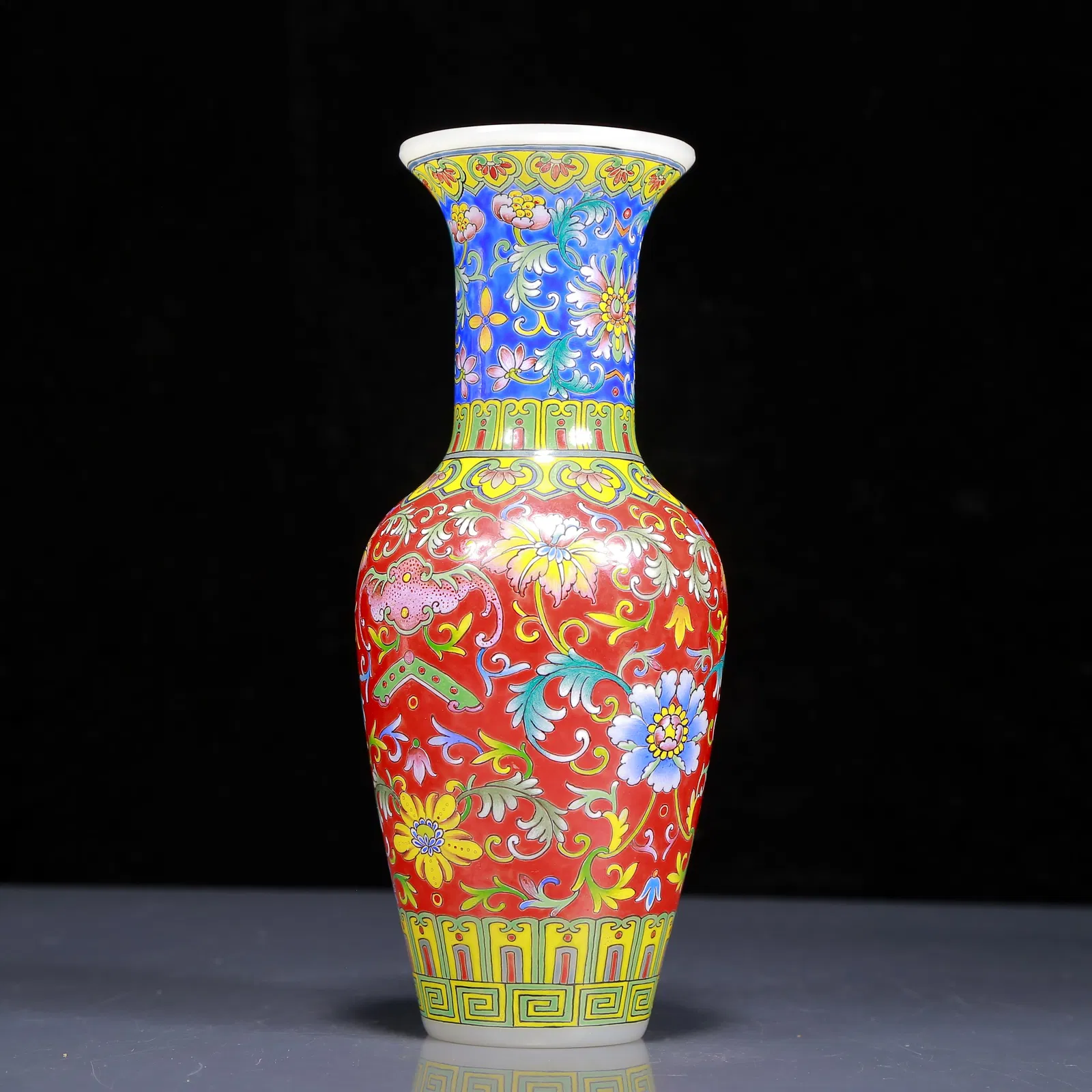 An Exquisite Glass Famille-Rose Flower Pattern Vase