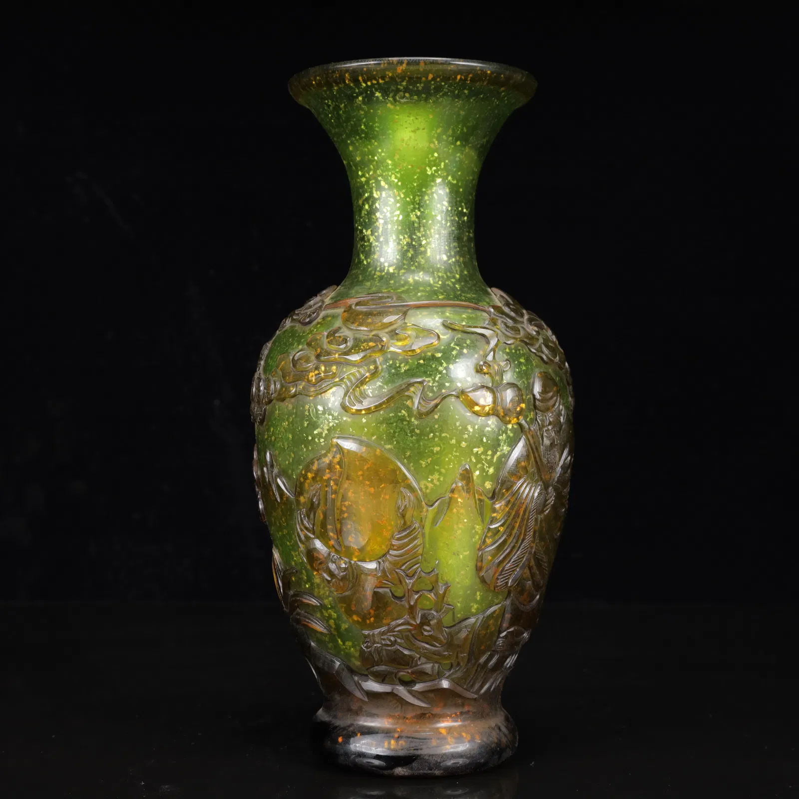 An Exquisite Glass Figure Pattern Vase