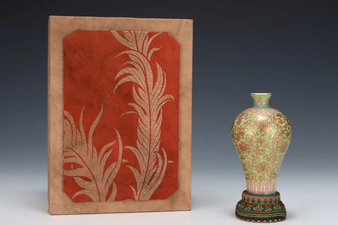 An Exquisite Green Glazed Painted Gold Lotus Pattern Vase