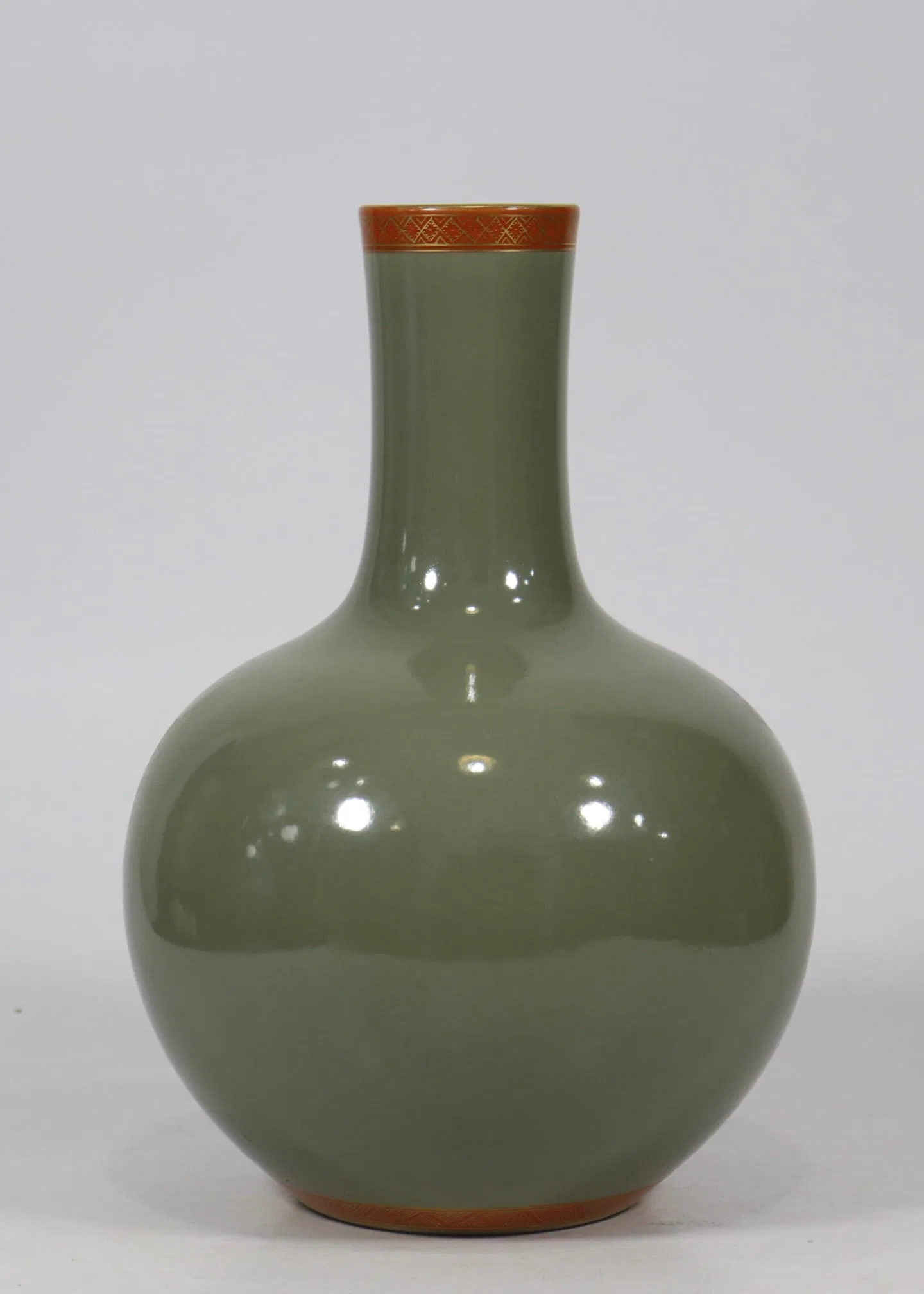 An Exquisite Green Glazed Vase