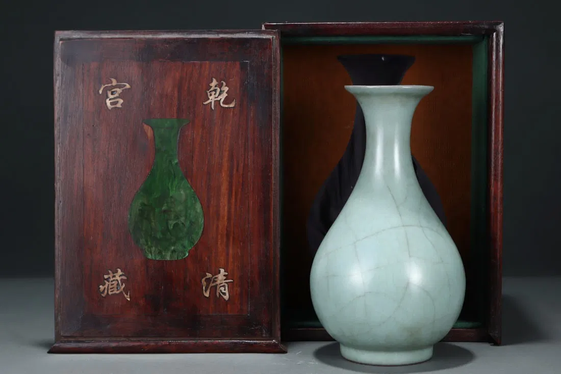 An Exquisite Guan yao Celadon Glazed Vase