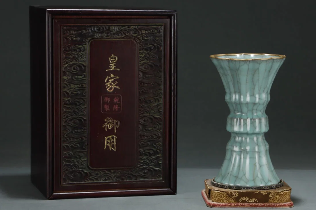 An Exquisite Guan yao Cover with Gold Vase,with an Imperial Poem by Emperor Qianlong