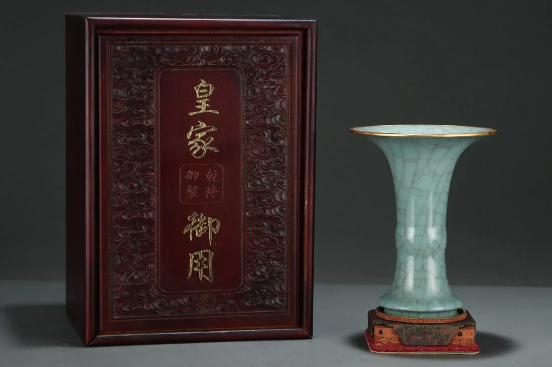 An Exquisite Guan yao Cover with Gold Vase