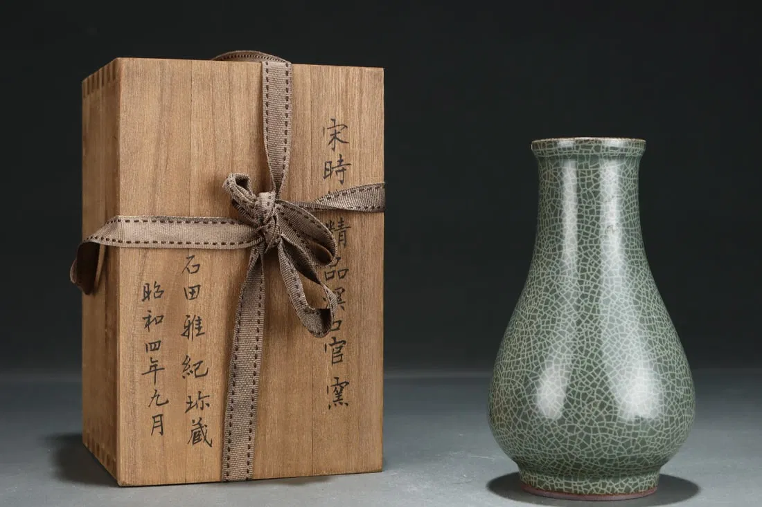An Exquisite Guan yao Vase