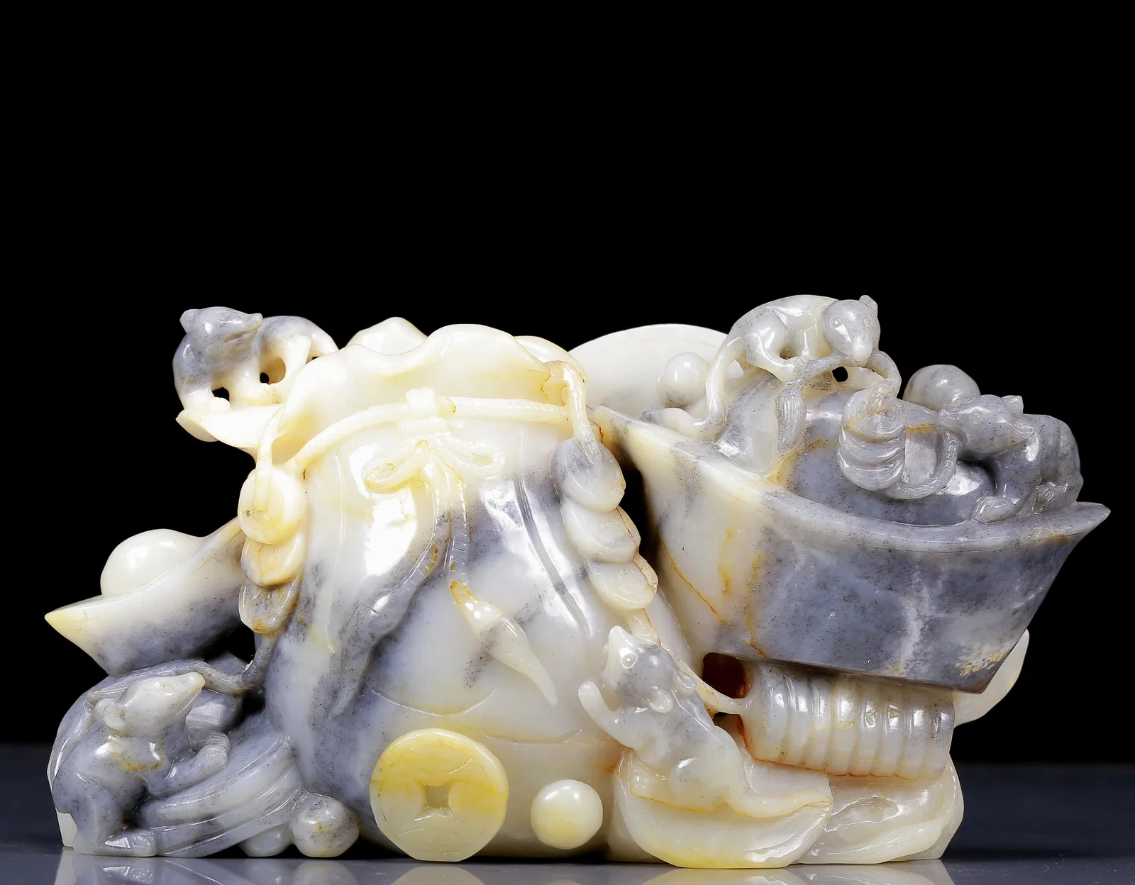 An Exquisite Hetian Jade Mouse Ornament