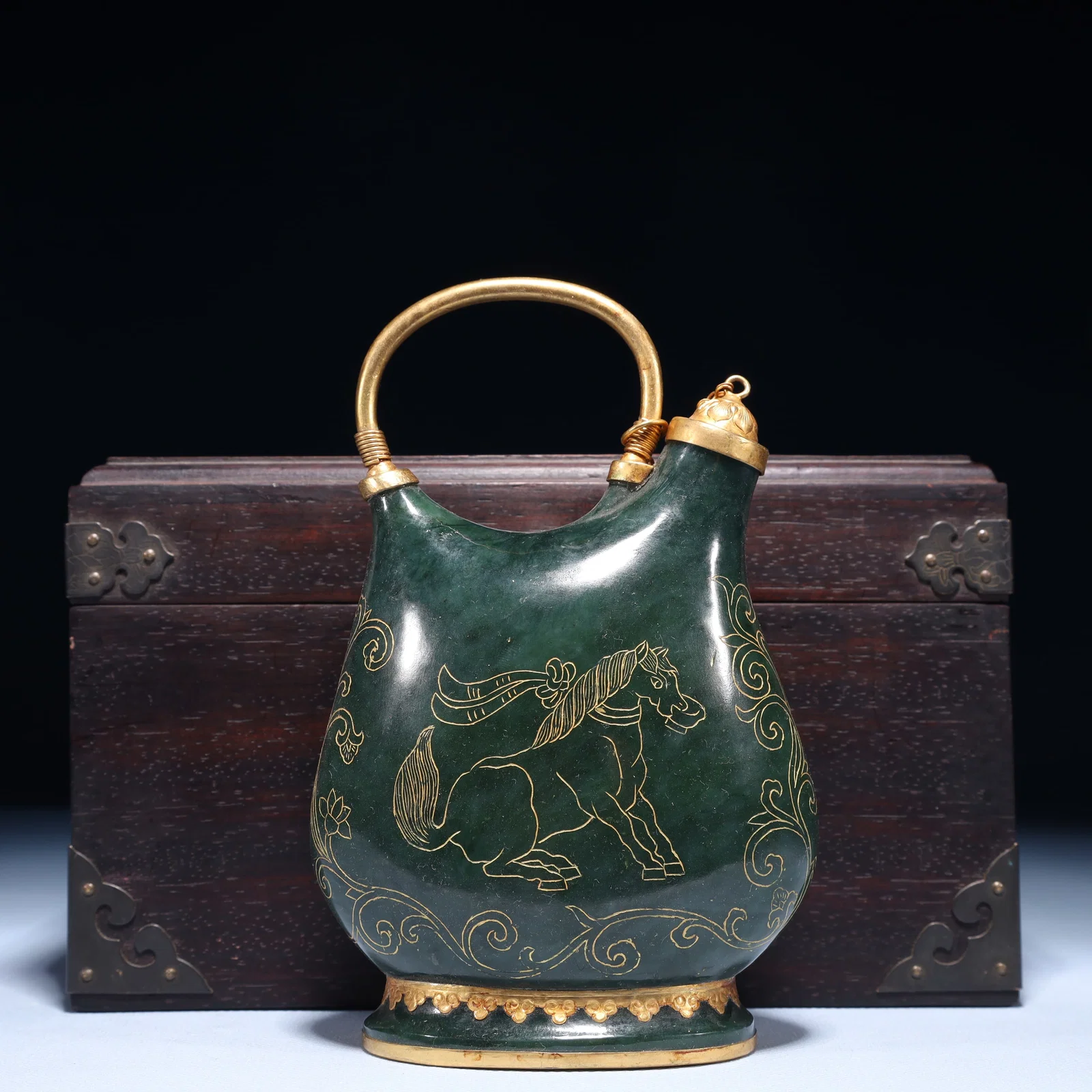 An Exquisite Jasper Cover with Gold Horse Pattern Pot