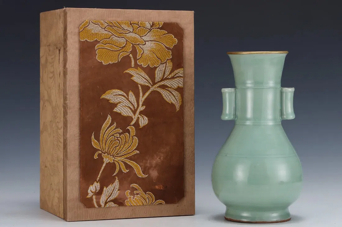 An Exquisite Longquan yao Cover with Gold Double-Ears Vase
