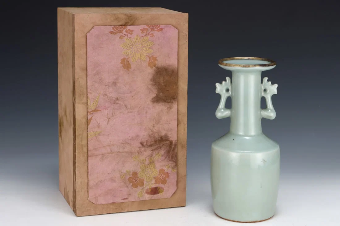 An Exquisite Longquan yao Cover with Gold Phoenix-Ears Vase,with an Imperial Poem by Emperor