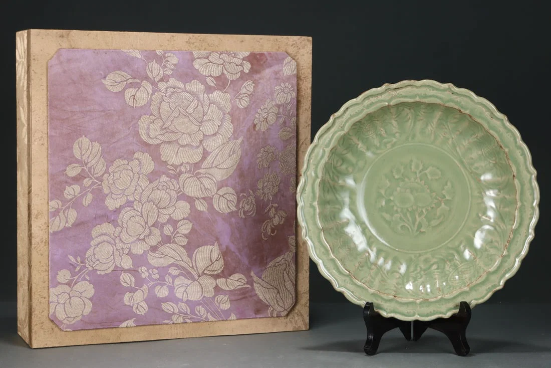 An Exquisite Longquan yao Flower Pattern Plate