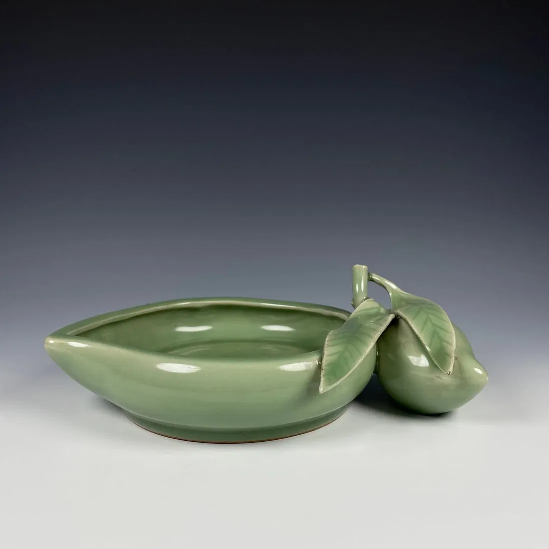 An Exquisite Longquan yao Peach Brush Washer