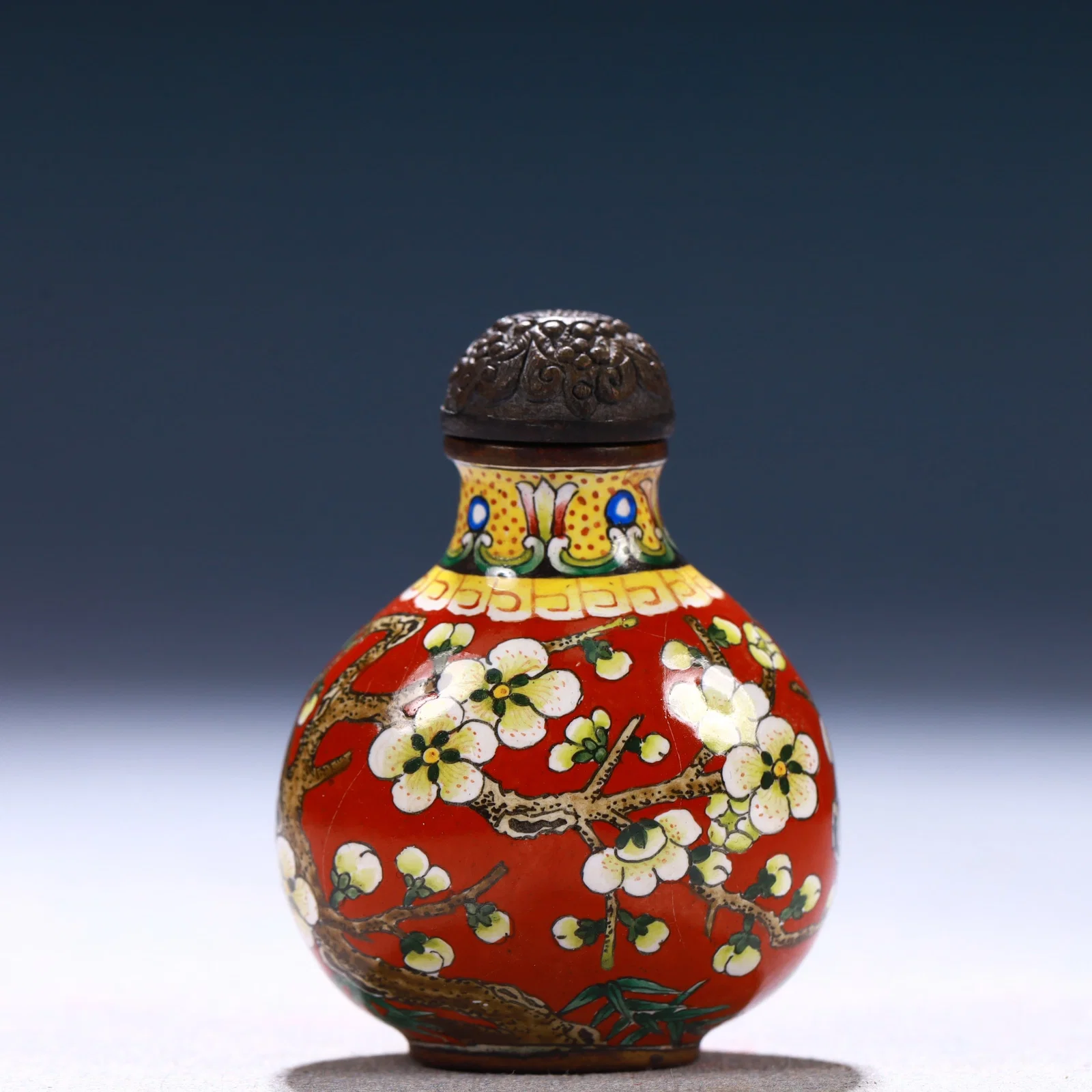 An Exquisite Painted Enamel Plum Blossom Pattern Snuff Bottle