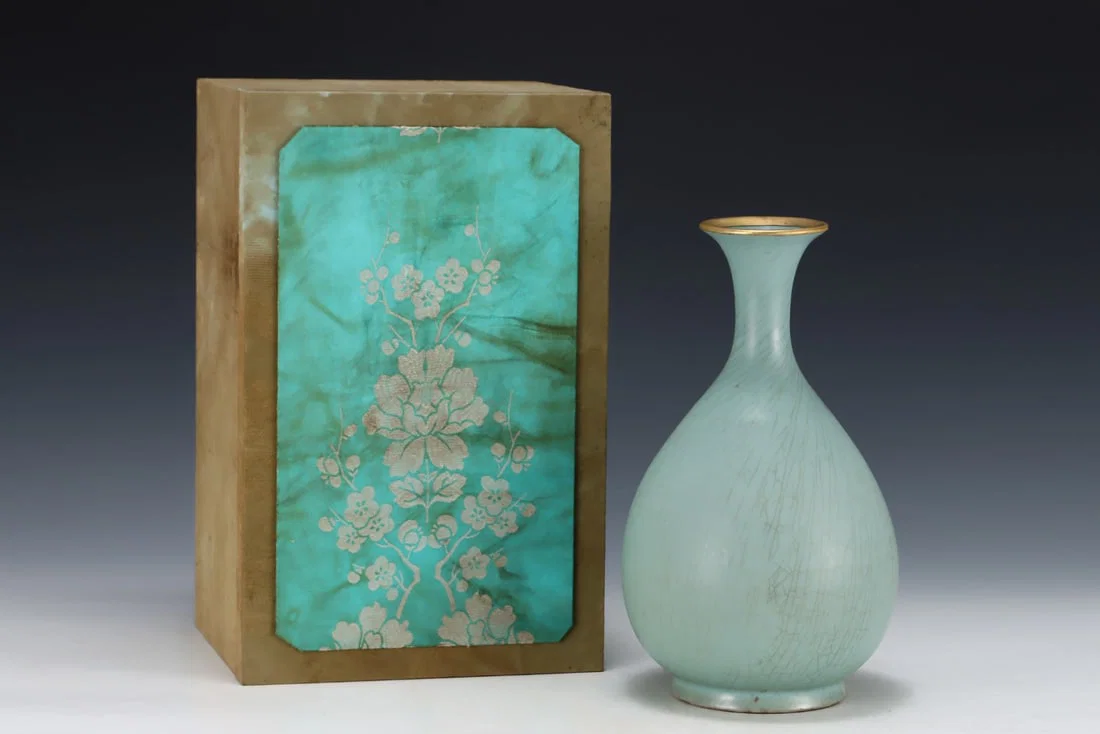 An Exquisite Ru yao Vase,with an Imperial Poem by Emperor Qianlong