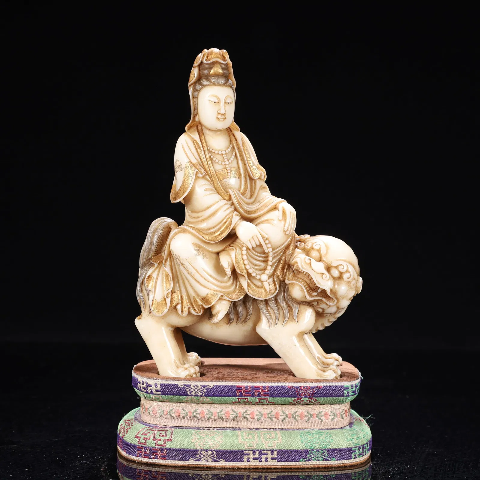 An Exquisite Shoushan Stone Painted Gold Shou-Character Auspicious Cloud Pattern Statue of