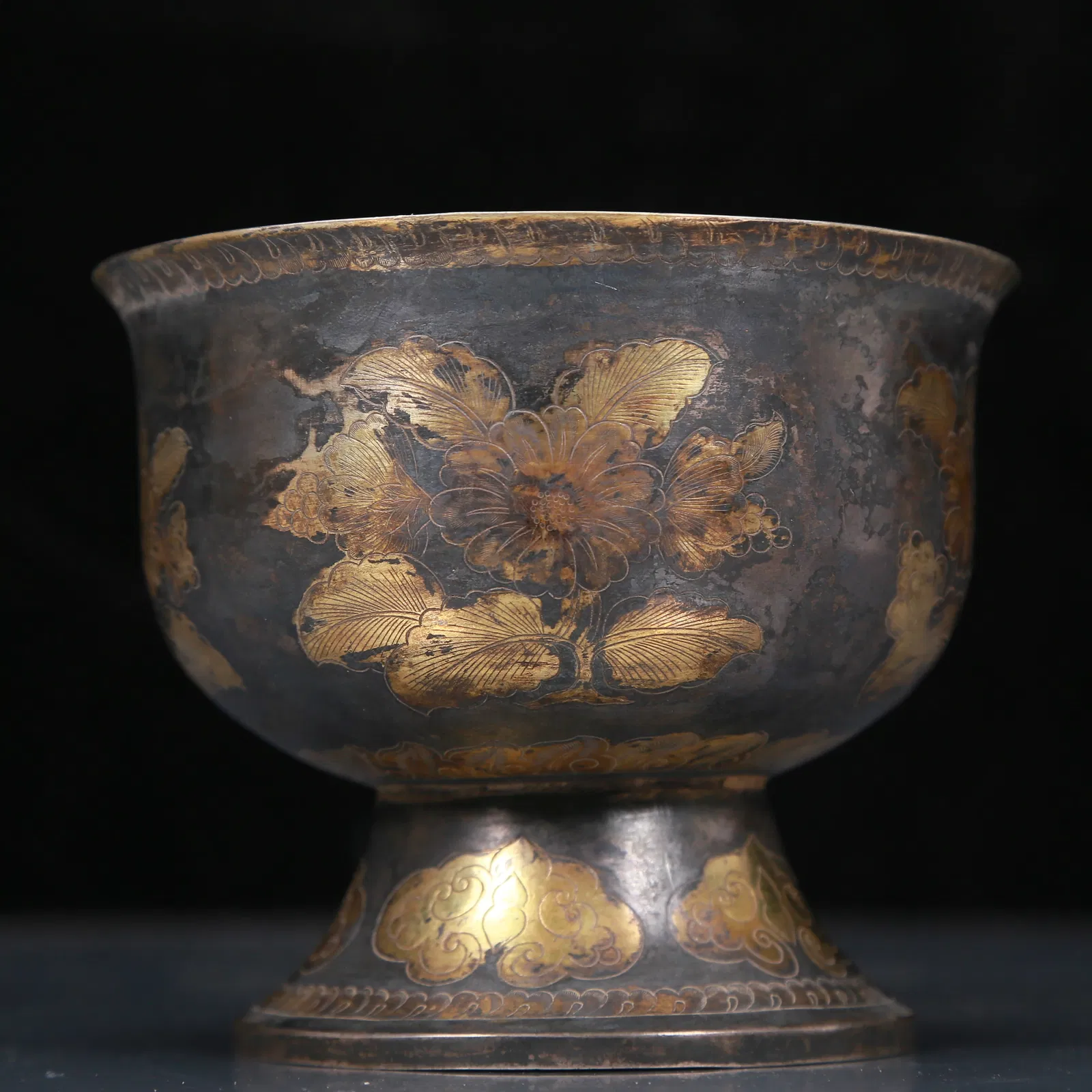 An Exquisite Silver Gilt Flower Pattern Cup