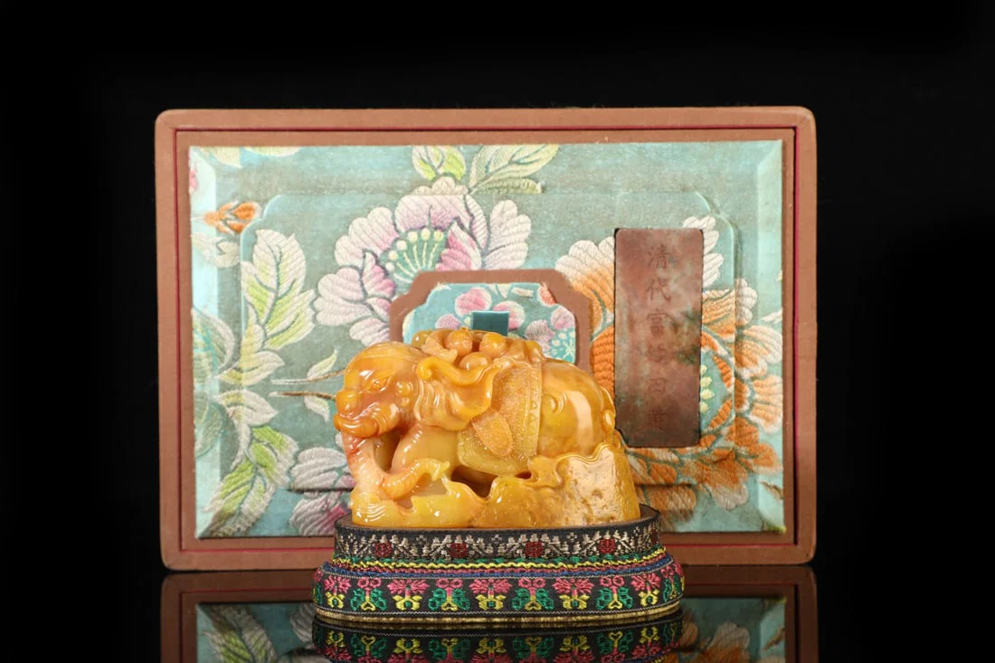 An Exquisite Tianhuang Stone Figure Pattern Elephant Ornament