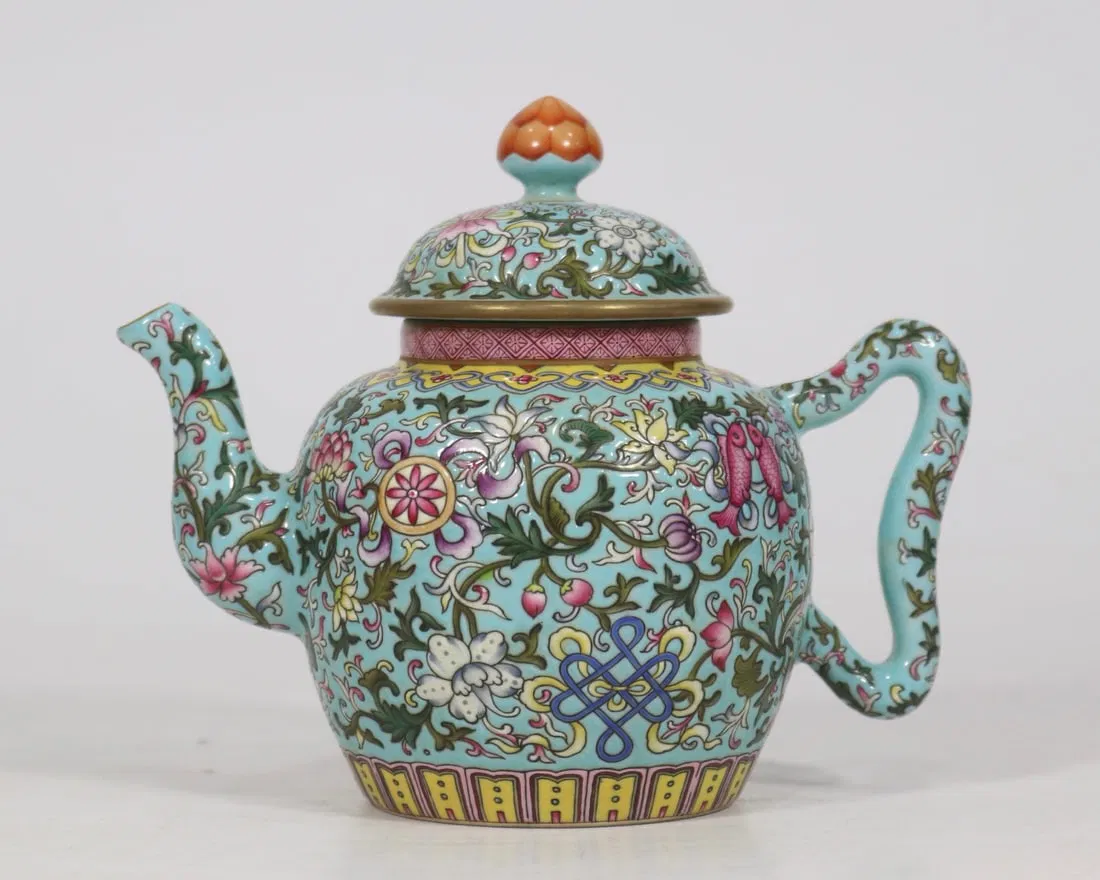An Exquisite Turquoise Glazed Lotus Pattern Pot