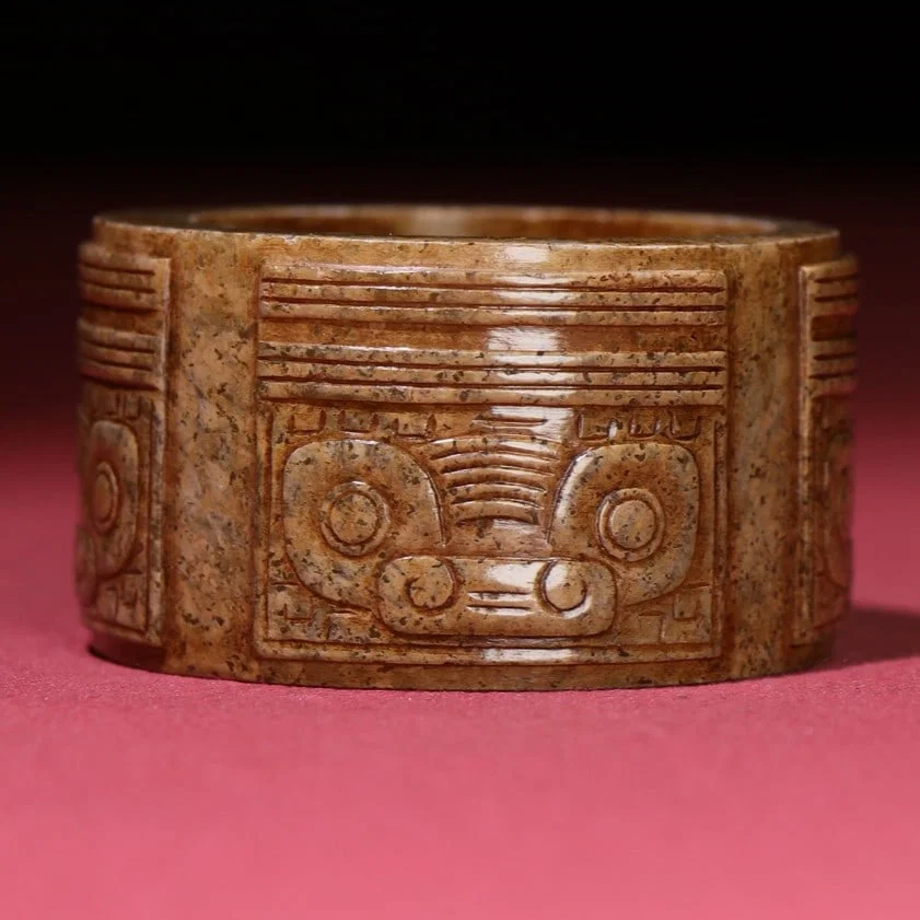 An Exquisite White Jade Beast-Face Pattern Thumb Ring