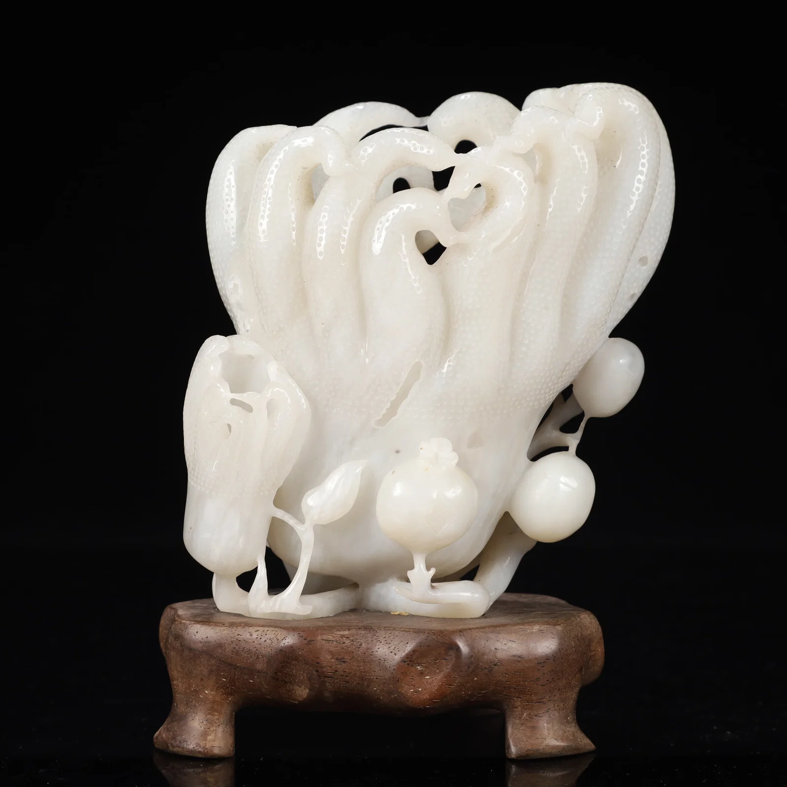 An Exquisite White Jade Bergamot Ornament,With Base
