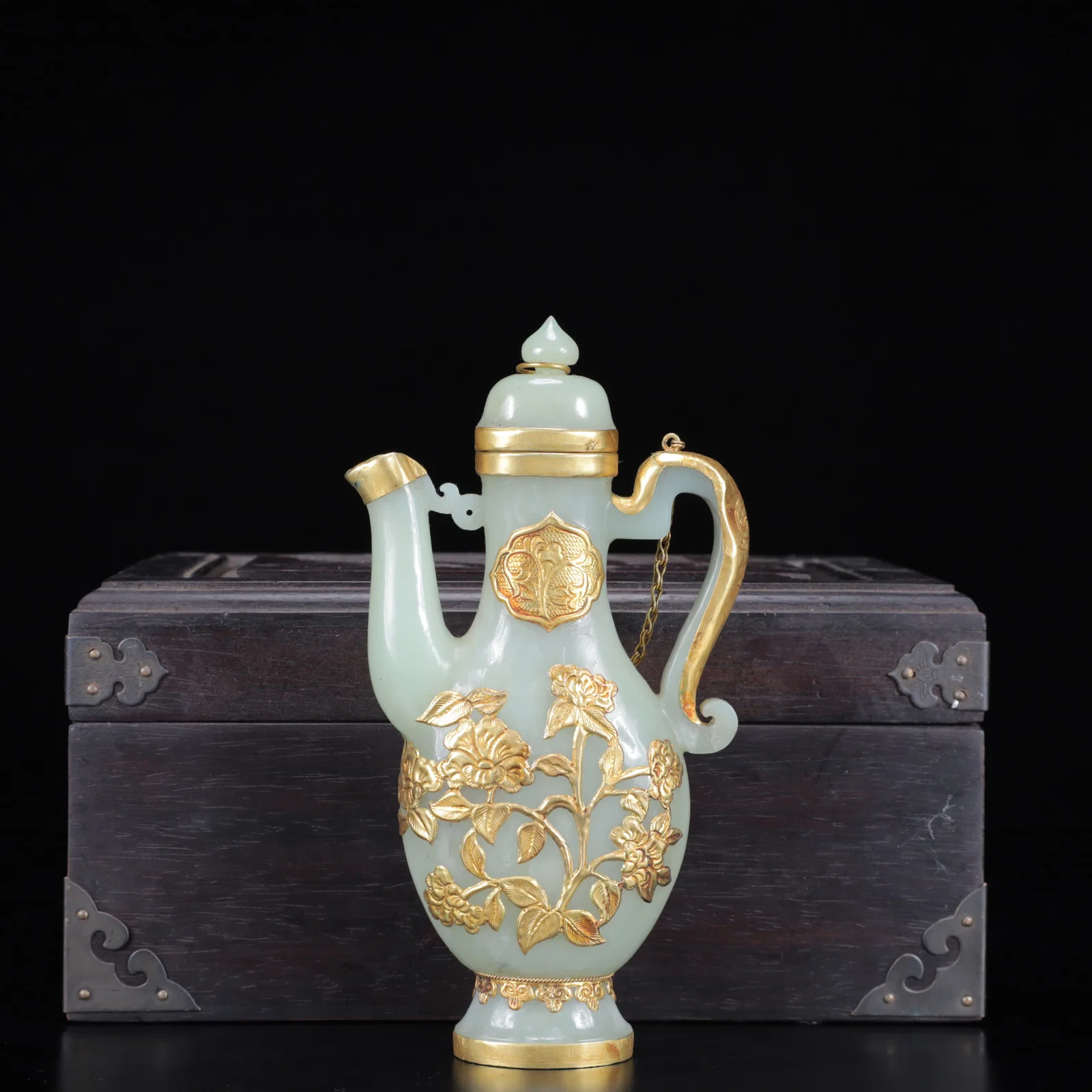 An Exquisite White Jade Cover with Gold Flower Pattern Ewer