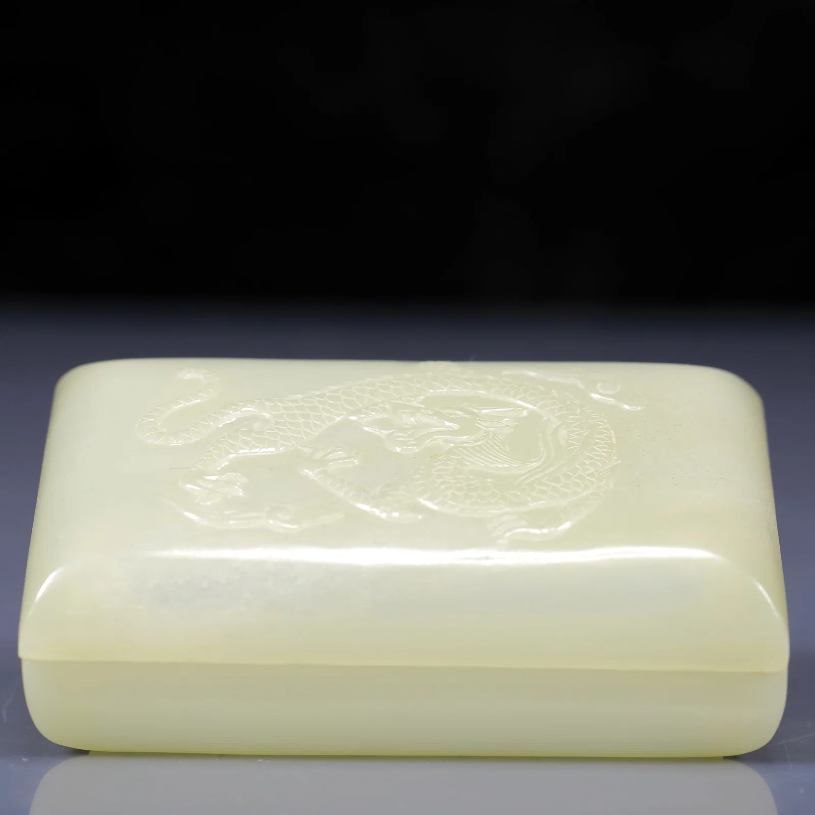 An Exquisite White Jade Dragon Pattern Box,with an Imperial Poem by Emperor Qianlong