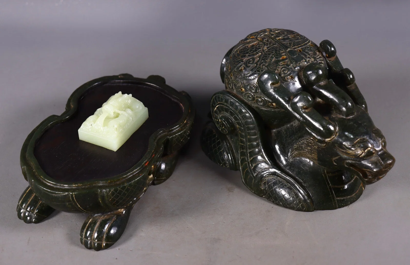An Exquisite White Jade Dragon Pattern Seal,With Sapphire Auspicious Beast-Shaped Box