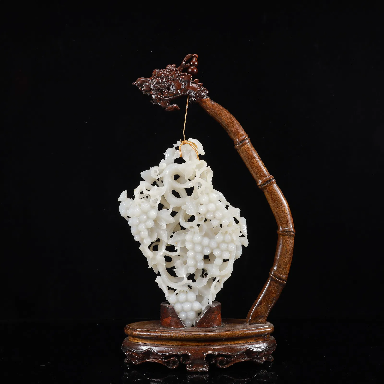 An Exquisite White Jade Grapes Ornament