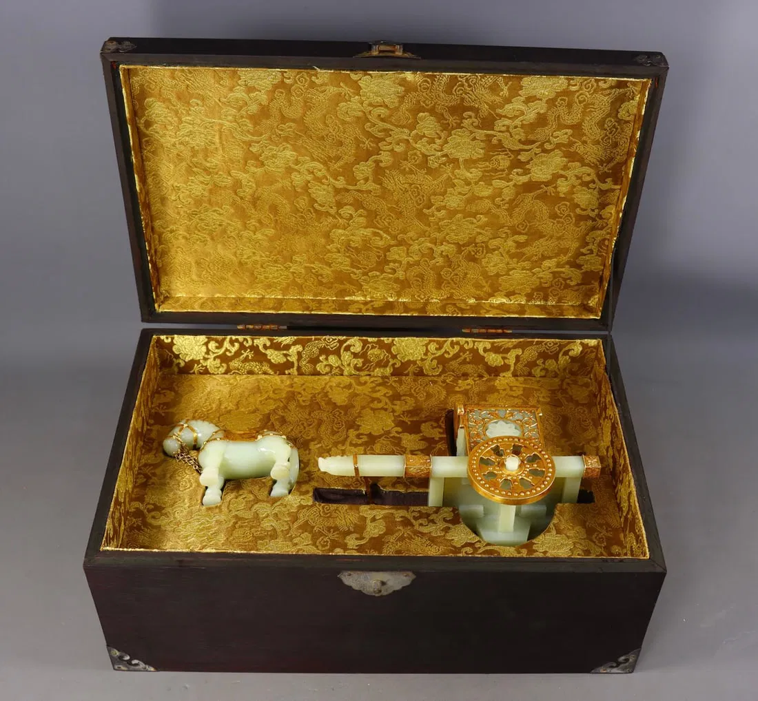 An Exquisite White Jade Inlaid Covered silver-gilt Carriage Ornament