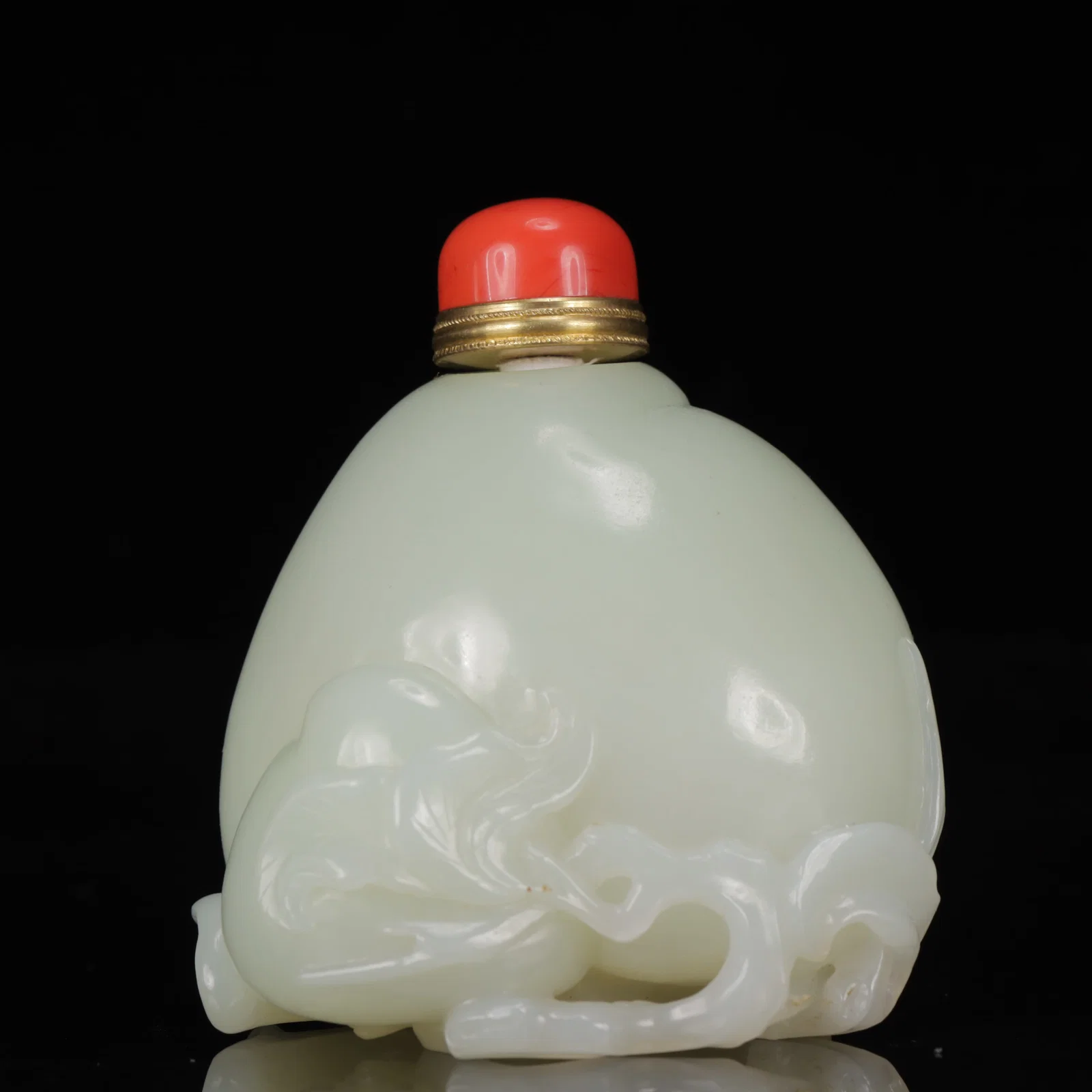 An Exquisite White Jade Peach Pattern Snuff Bottle