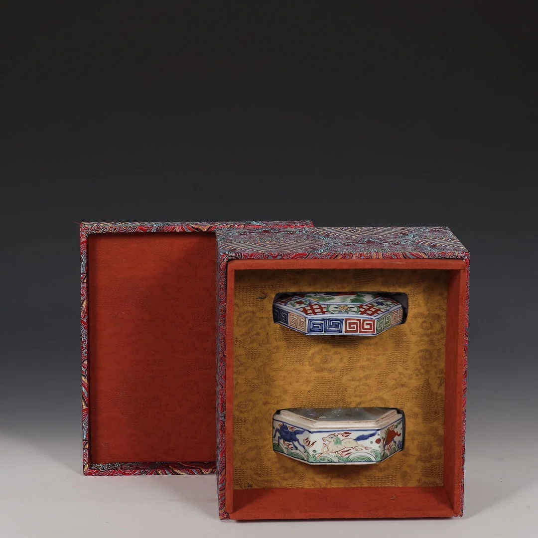 An Exquisite Wucai Figure and Auspicious Beast Pattern Box with Cover