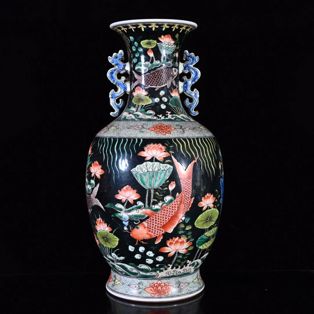 An Exquisite Wucai Hornwort Pattern Double-Ears Vase