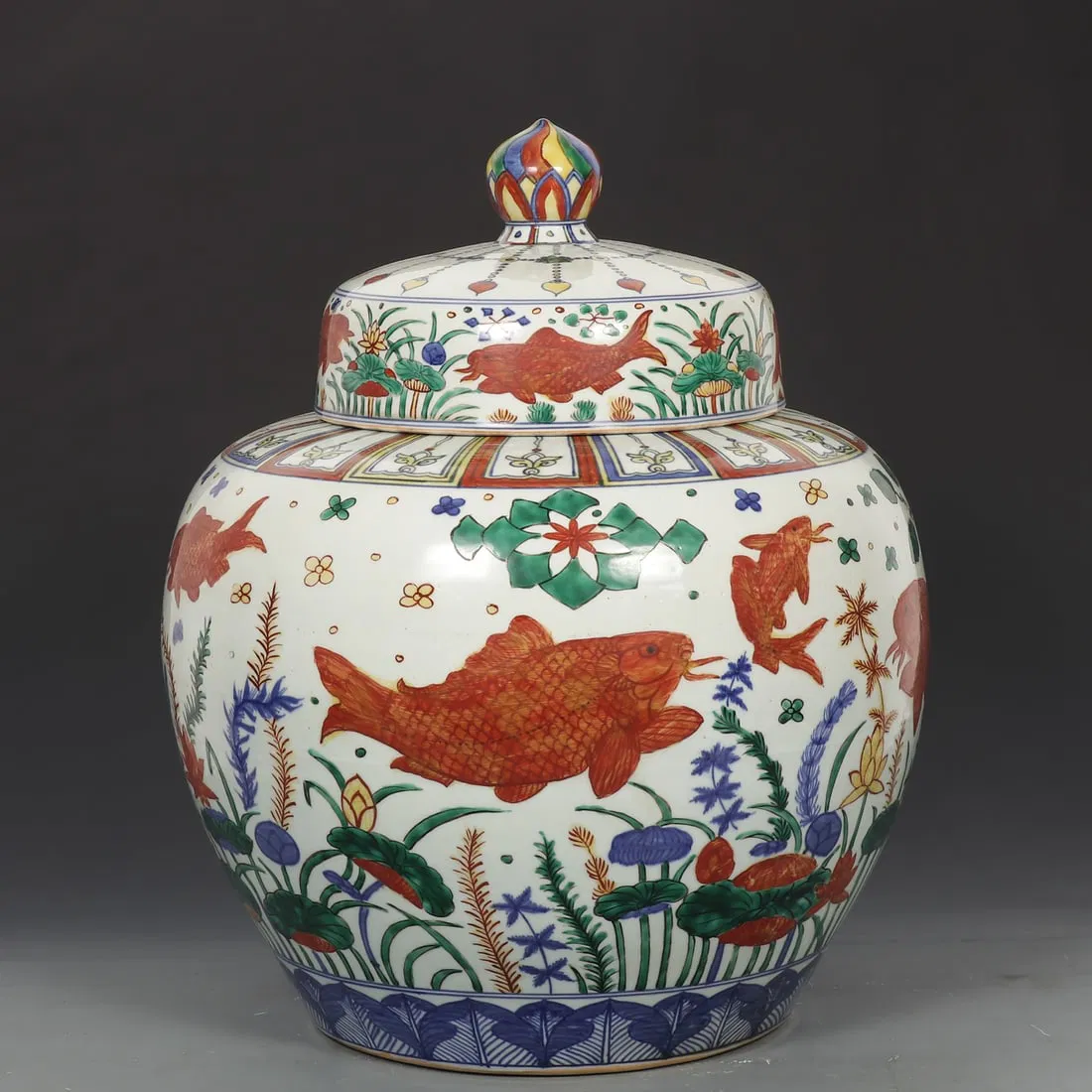 An Exquisite Wucai Hornwort Pattern Jar with Cover