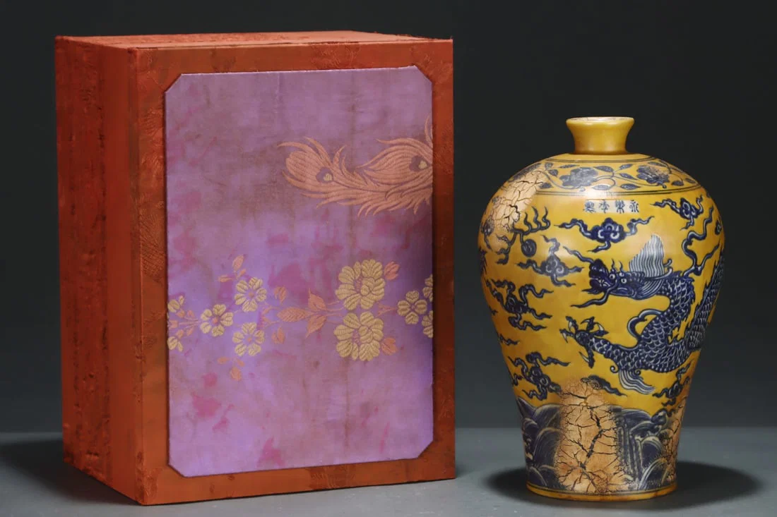 An Exquisite Yellow Ground Blue and White Auspicious Cloud and Dragon Pattern Vase