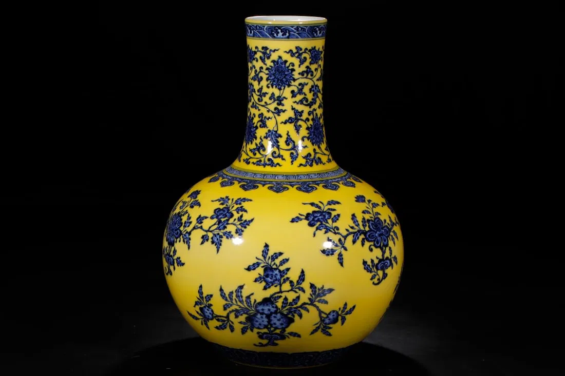 An Exquisite Yellow Ground Blue and White Flower and Fruit Pattern Vase
