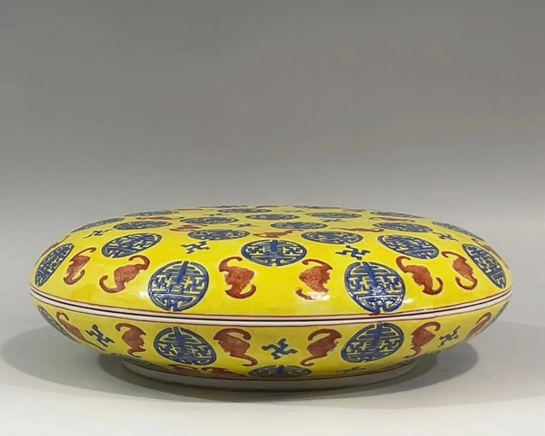 An Exquisite Yellow Ground Famille-Rose Bats and Peach Pattern Box