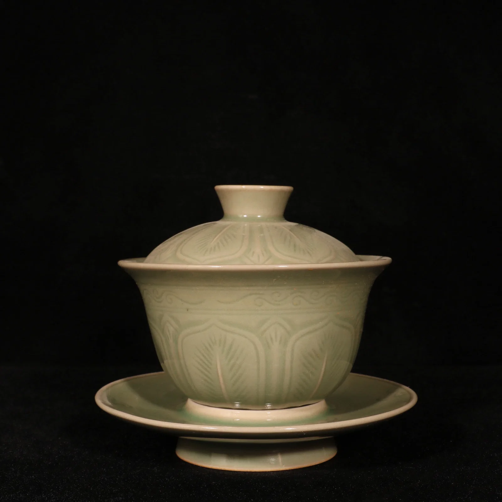 An Exquisite Yue yao Celadon Glazed Flower Pattern Bowl with Cover,with Plate