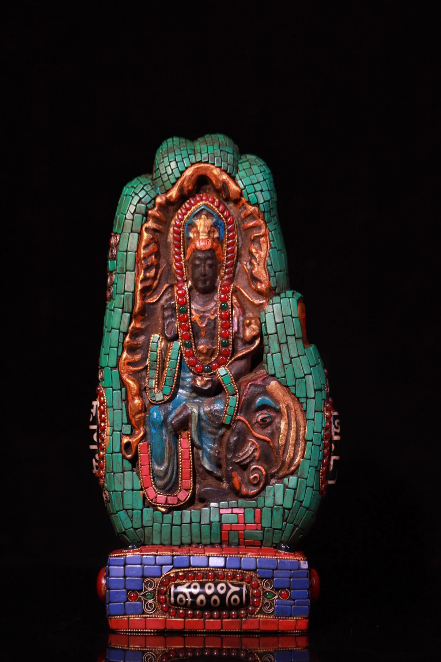An Exquisite Yun Stone Inlaid Gems Buddha Statue Pattern Ornament