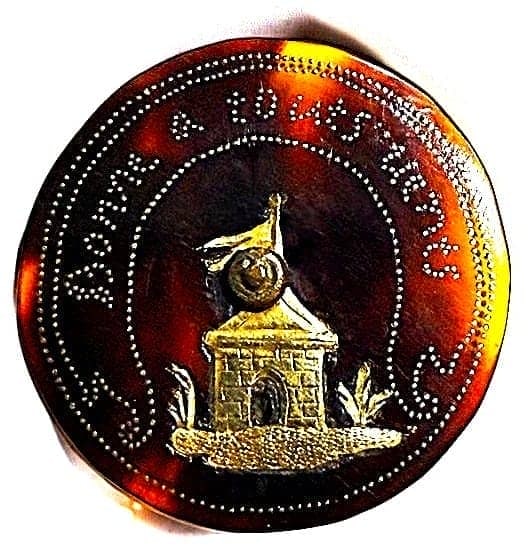 AN EXTREMELY RARE PIQUE INLAYED PICTORIAL BUTTON