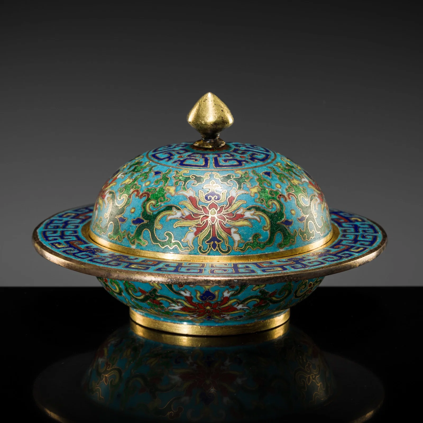 AN IMPERIAL CLOISONNÉ ENAMEL 'LOTUS' ZHADOU AND COVER, QIANLONG PERIOD