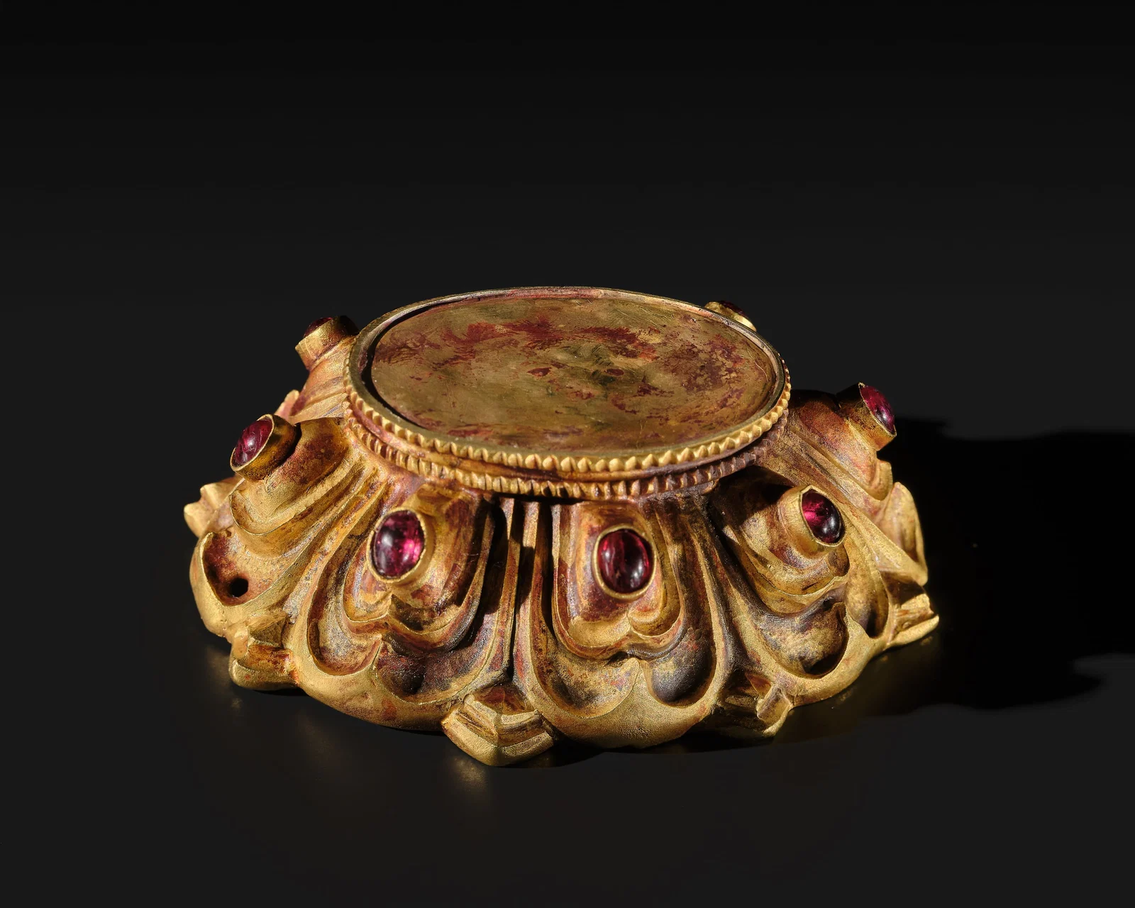 AN IMPERIAL RUBY-INSET GOLD REPOUSSÉ HAT FINIAL, YUAN TO EARLY MING DYNASTY
