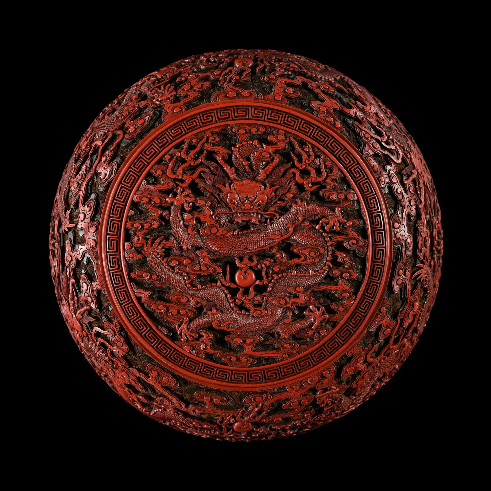 AN IMPERIAL THREE-COLOR LACQUER 'DRAGON' BOX COVER, QIANLONG