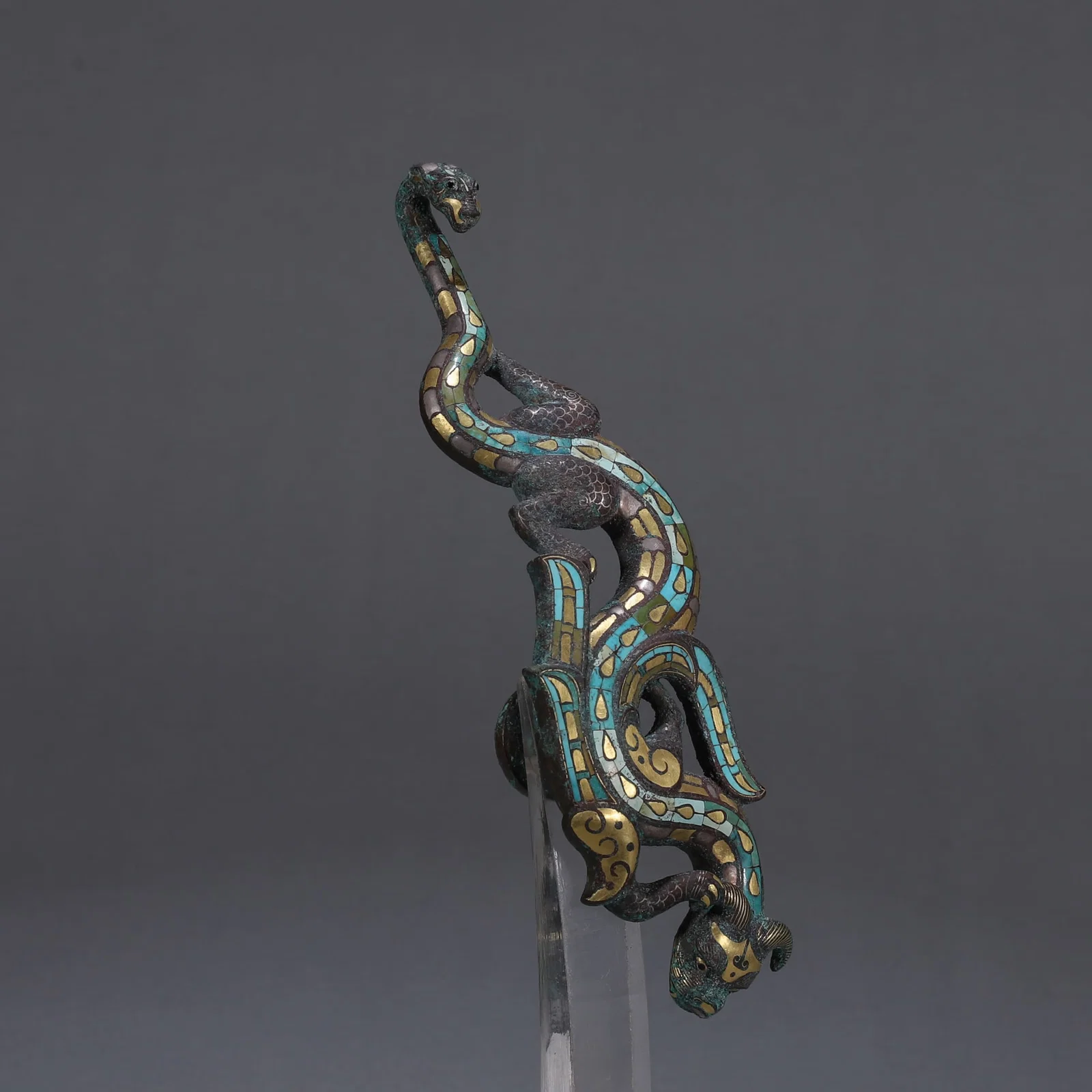 AN IMPORTANT ARCHAIC BRONZE BELT HOOK WITH GOLD AND SILVER INLAY AND TURQUOISE INLAY, LATE WARRING